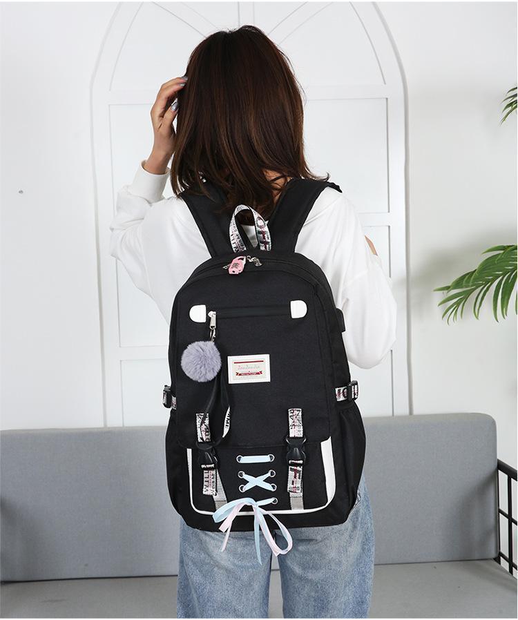 Mochila Feminina com Entrada USB e Trava Anti-Roubo - Preços ao Alcance